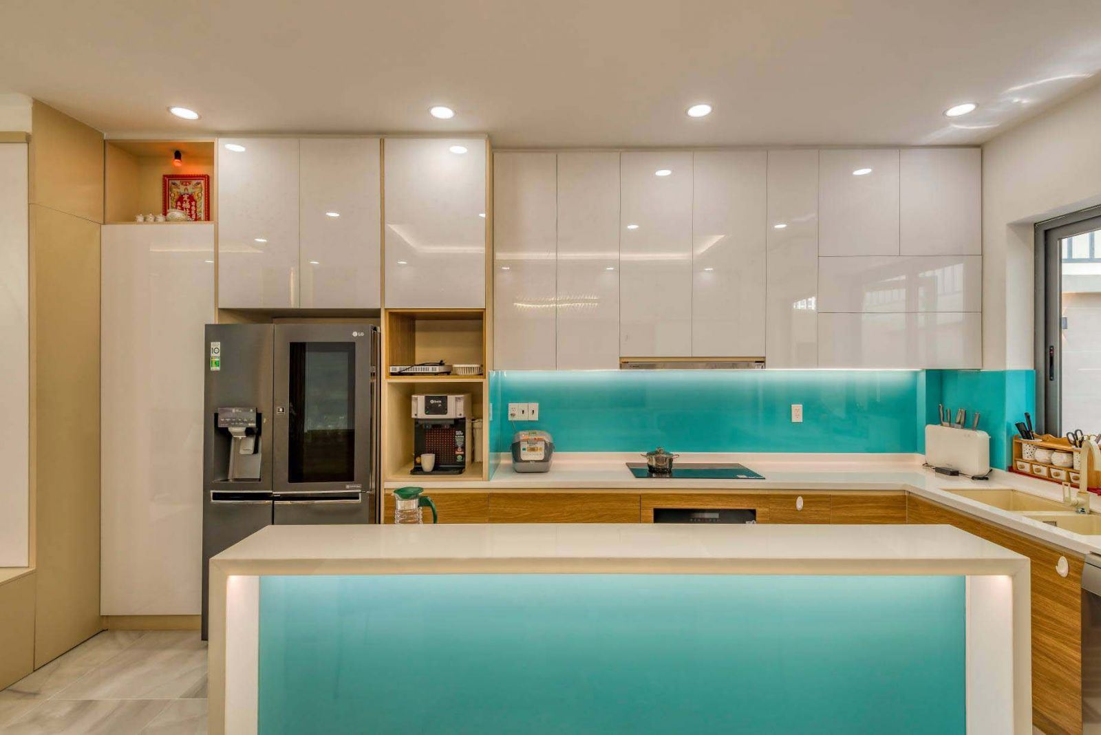 Mẫu tủ bếp Acrylic chữ L mầu trắng phù hợp không gian căn bếp rộng