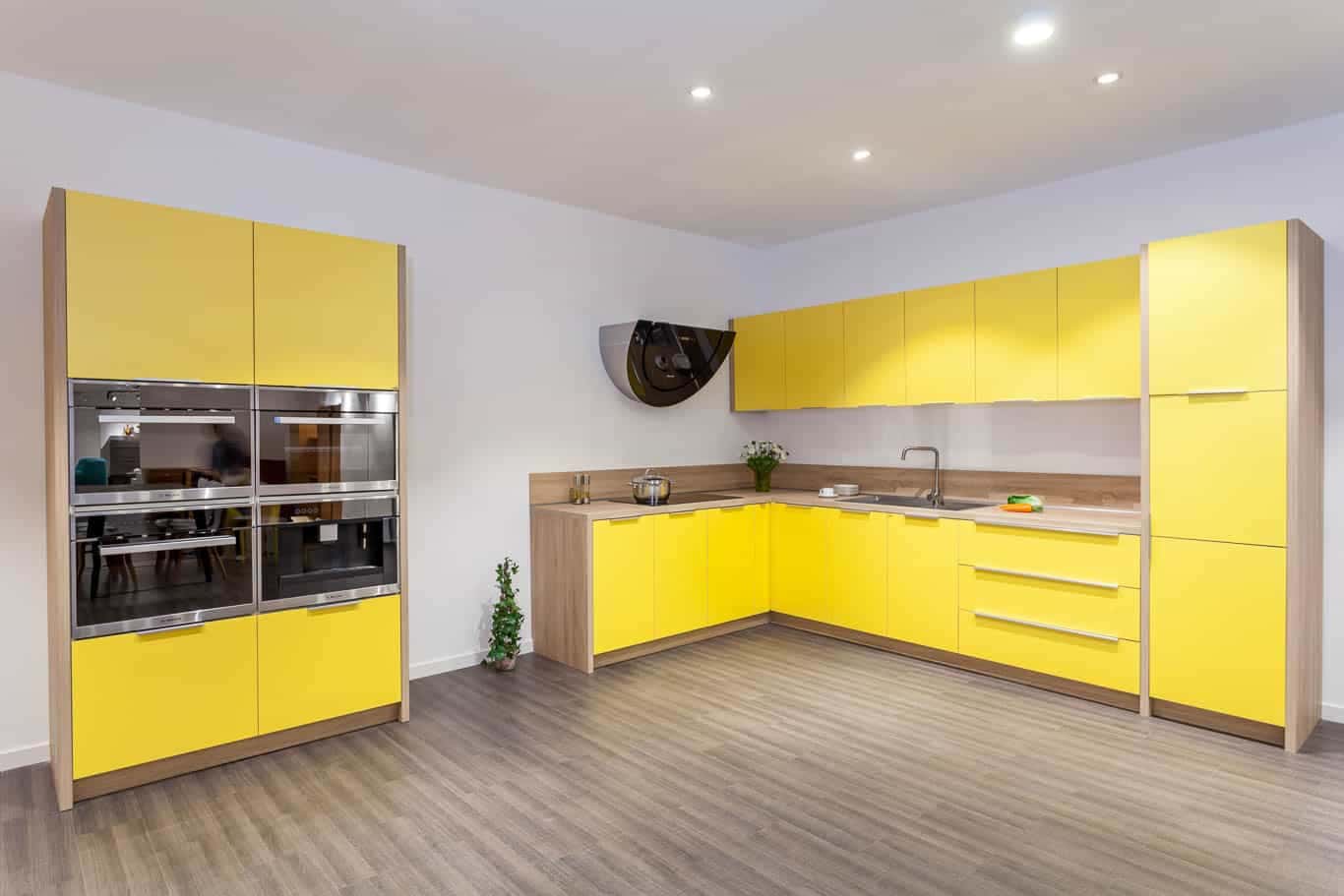 Mẫu tủ  bếp Acrylic mầu vàng phù hợp với các gia đình trẻ phong cách sáng tạo năng động và trẻ trung. 