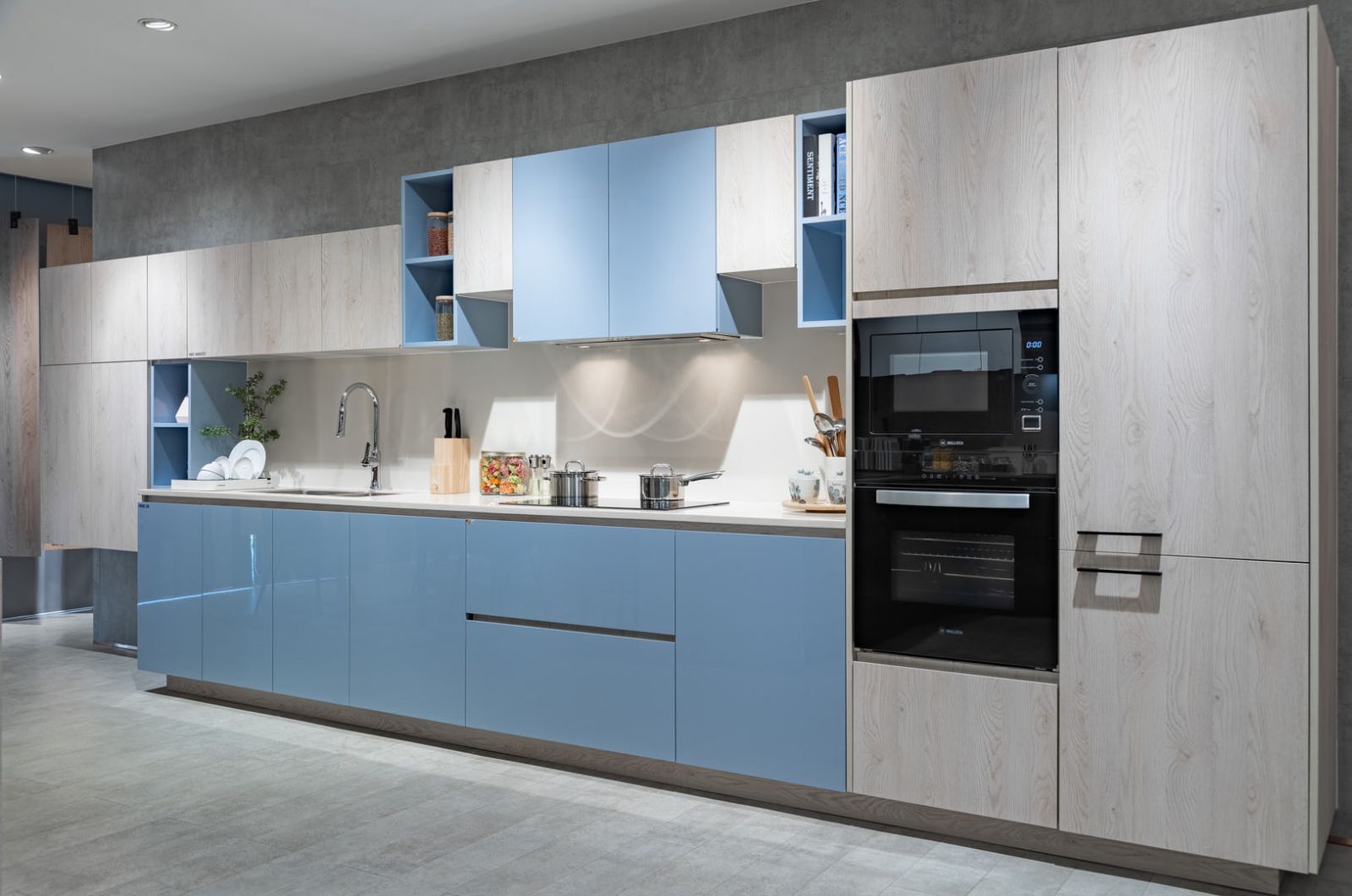 Tủ bếp Acrylic mầu xanh là một mẫu tủ bếp tươi sáng và thời thượng, tạo ra một cảm giác trẻ trung và sức sống cho bếp.