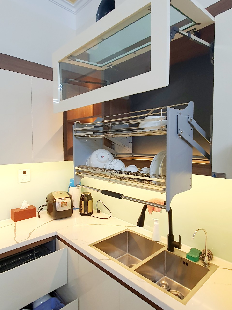 Tủ bếp Inox kết hợp cánh Acrylic bóng gương